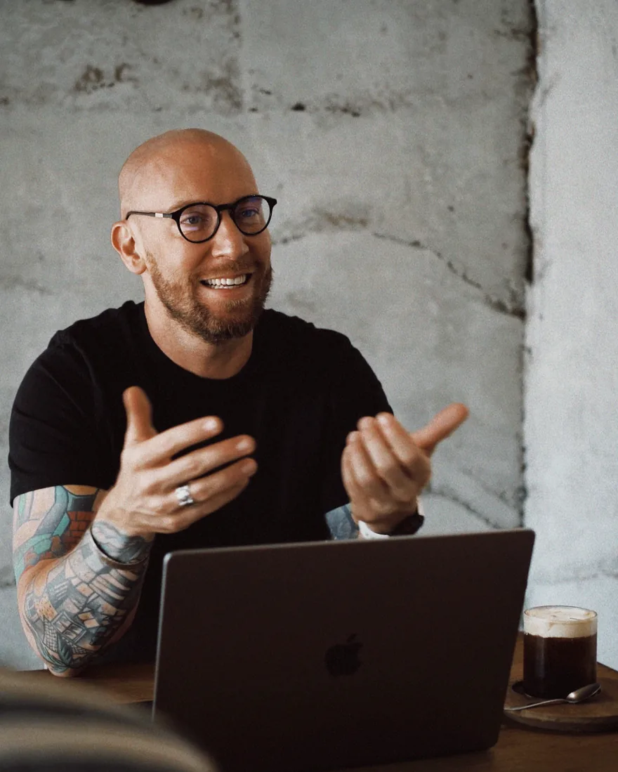 Bastian Barami am Laptop, im Gespräch