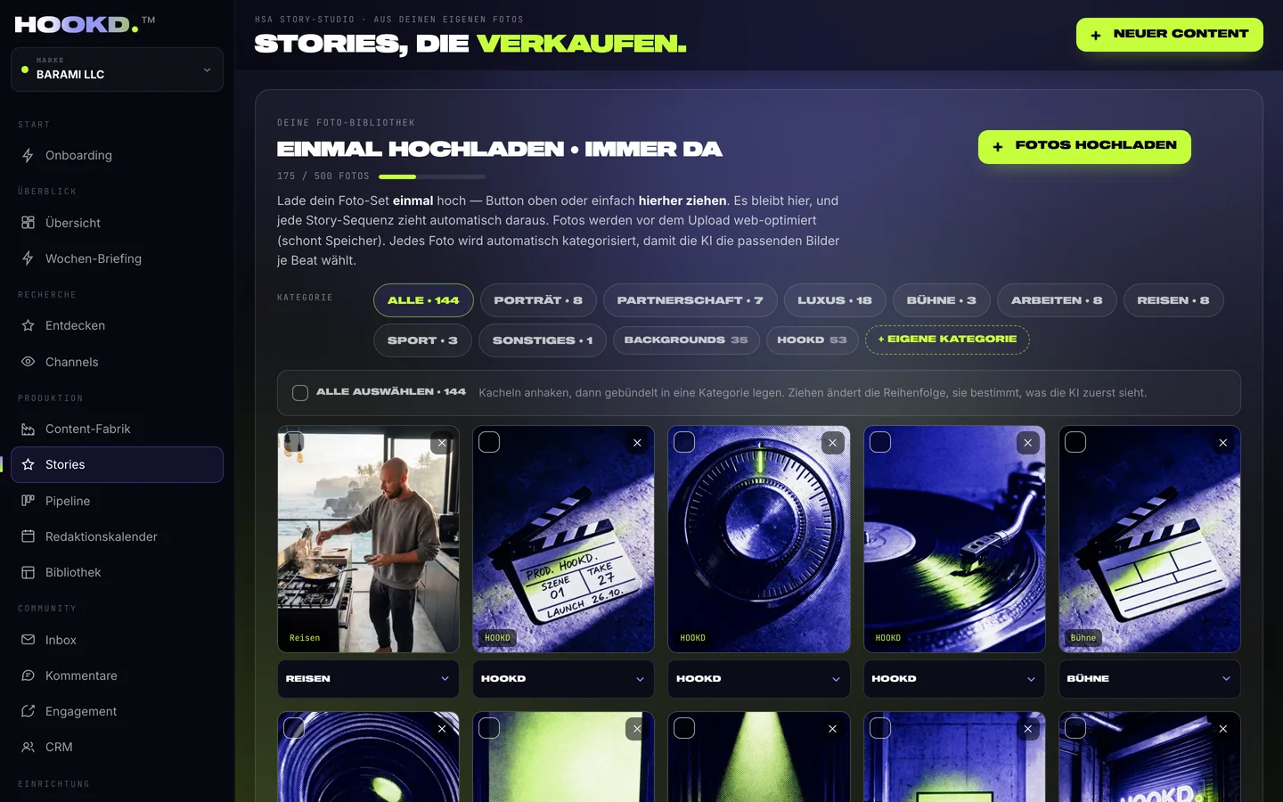 Foto-Bibliothek im Story-Studio: Fotos nach Kategorien, ein Bild wird hineingezogen, die Upload-Ebene, das Kategorie-Menü eines Fotos